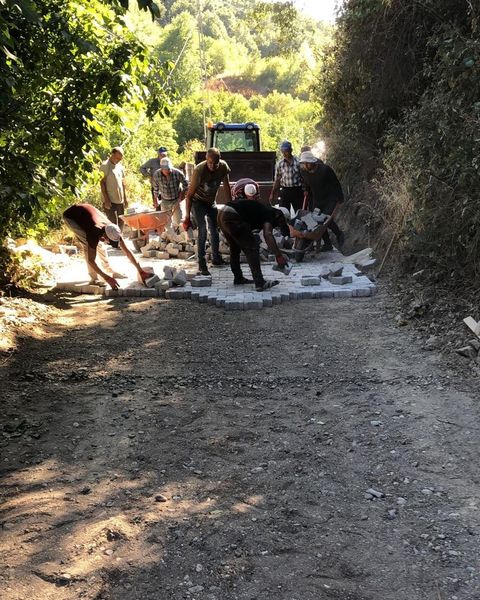 BİGADİÇ’TE DAYANIKLI YOLLAR İÇİN ÇALIŞMALAR HIZ KESMEDEN SÜRÜYOR