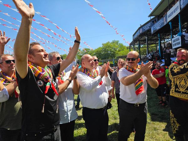 BAŞKAN LAPANTA, GELENEKSEL KURTDERELİ GÜREŞLERİNE KATILDI