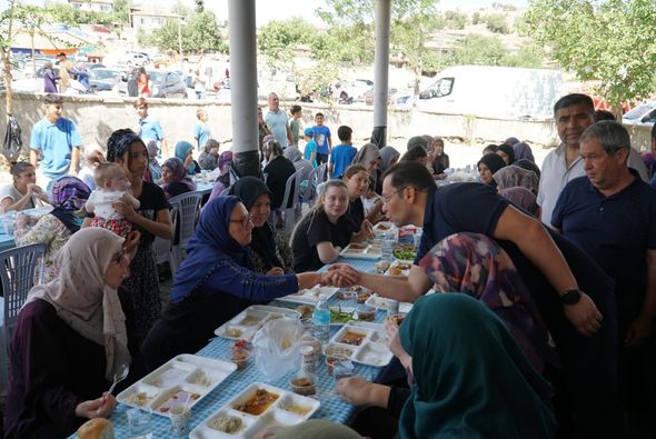 BAŞKAN SAK VATANDAŞLARLA MAHALLE HAYIRINDA BULUŞTU