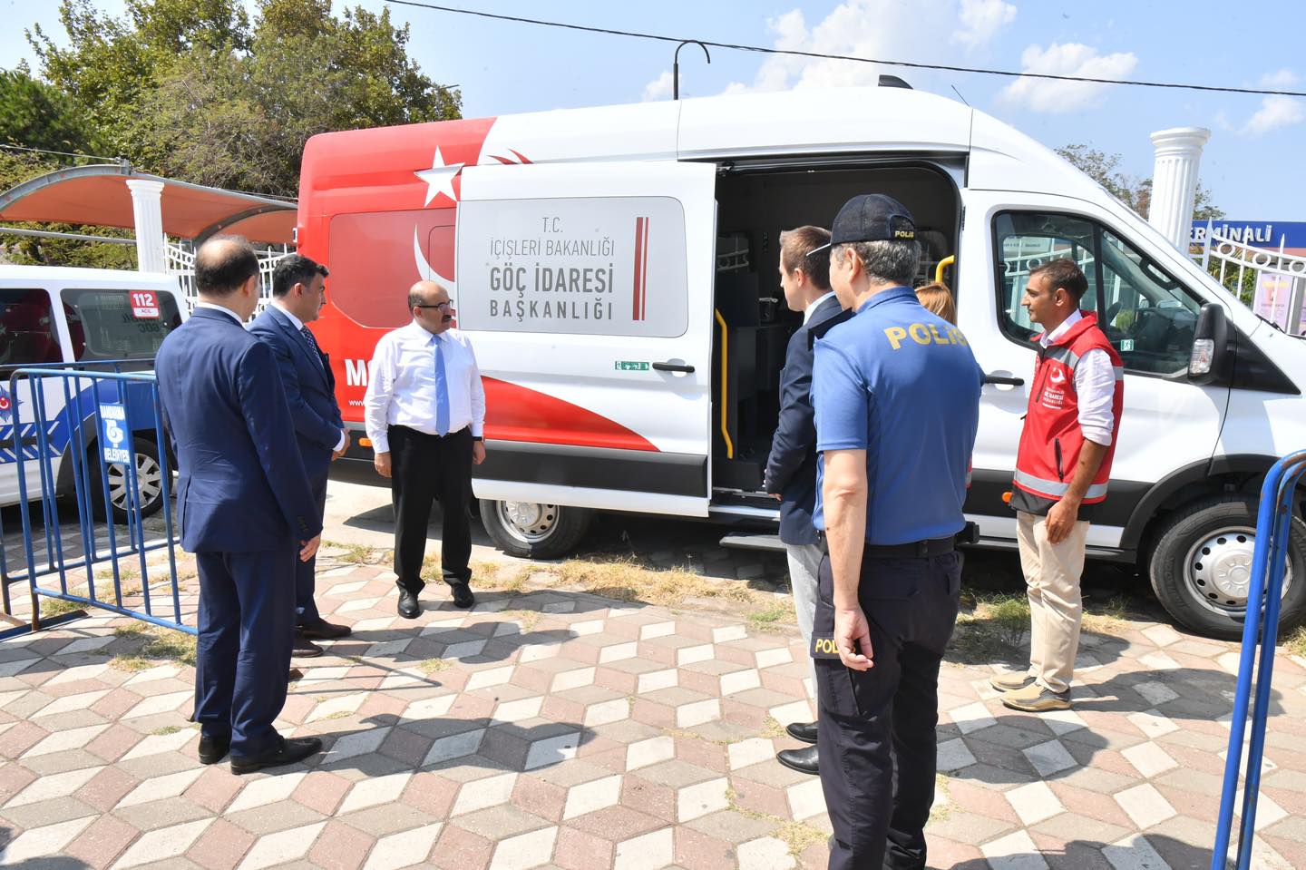 Vali İsmail Ustaoğlu Bandırma’da Mobil Göç Noktası’nda İncelemelerde Bulundu