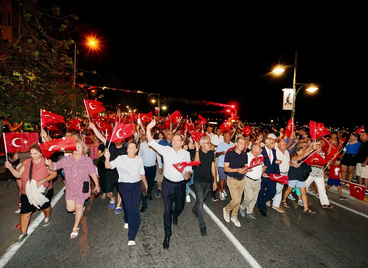 Ayvalık, 30 Ağustos Coşkusunu Fener Alayı ile Yaşadı