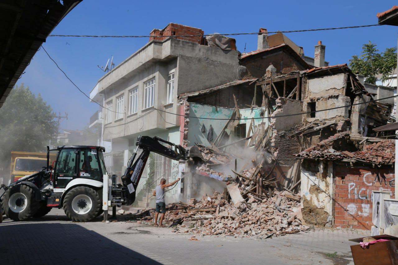 Edremit’te Metruk Binalar Güvenlik İçin Yıkıldı