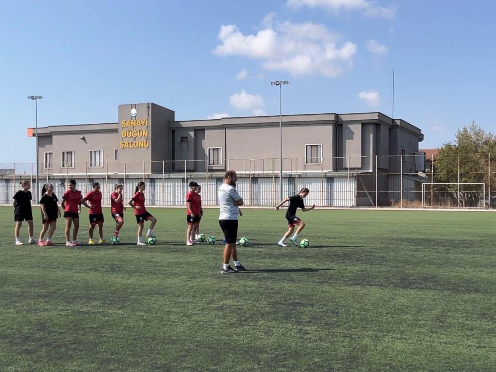 BANDIRMA’DA GELECEĞİN KADIN FUTBOLCULARI SEÇMELERDE TER DÖKTÜ