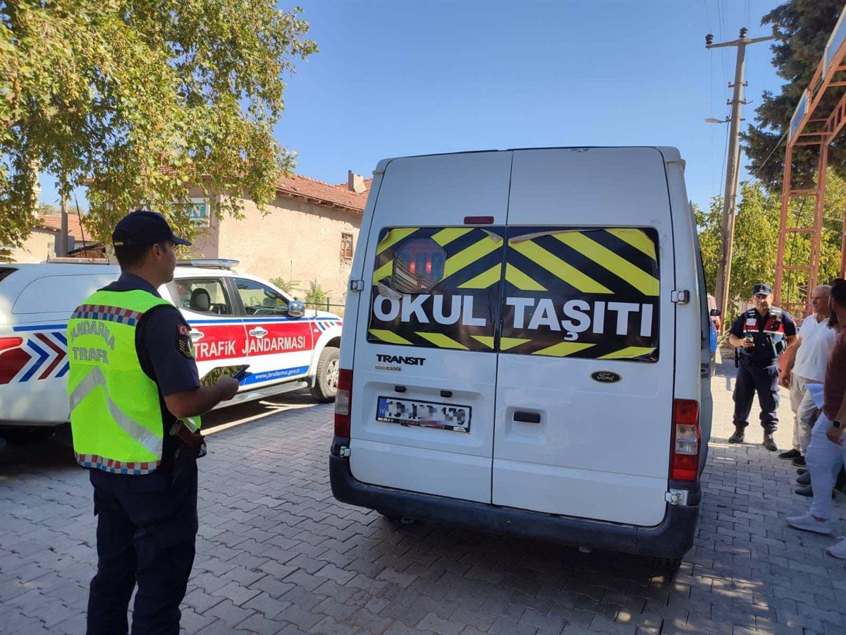 Balıkesir İl Jandarma Komutanlığı’ndan Okul Çevreleri ve Servis Araçlarına Güvenlik Denetimi