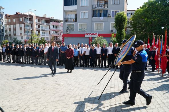 SINDIRGI’DA 3 EYLÜL KURTULUŞ GÜNÜ COŞKUSU: ÇELENK SUNMA TÖRENİ GERÇEKLEŞTİRİLDİ