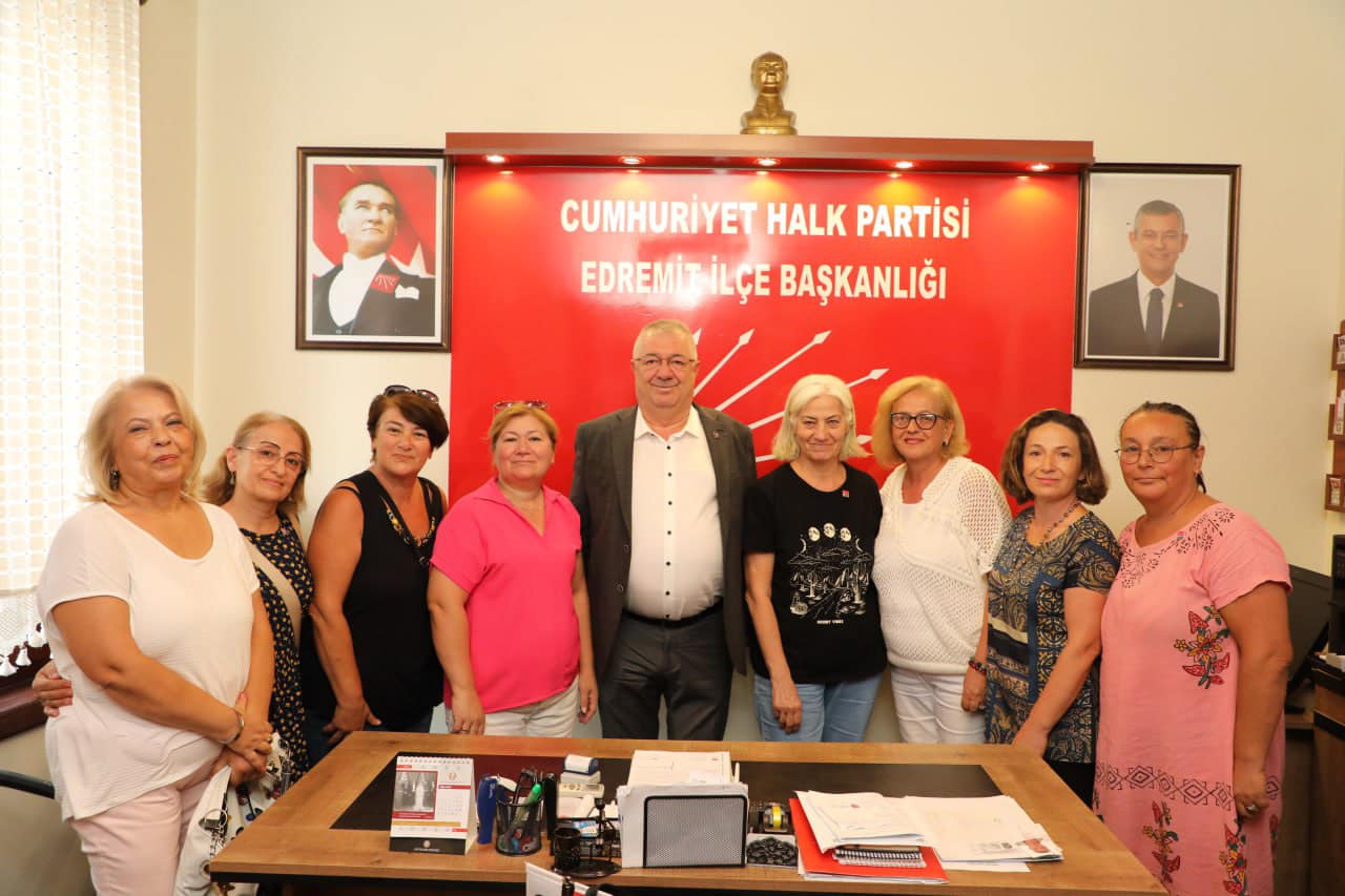 YENİ ÜYELERE ROZETLERİNİ TAKDİM ETTİ: “BAŞARIYI İKTİDARLA TAÇLANDIRACAĞIZ”