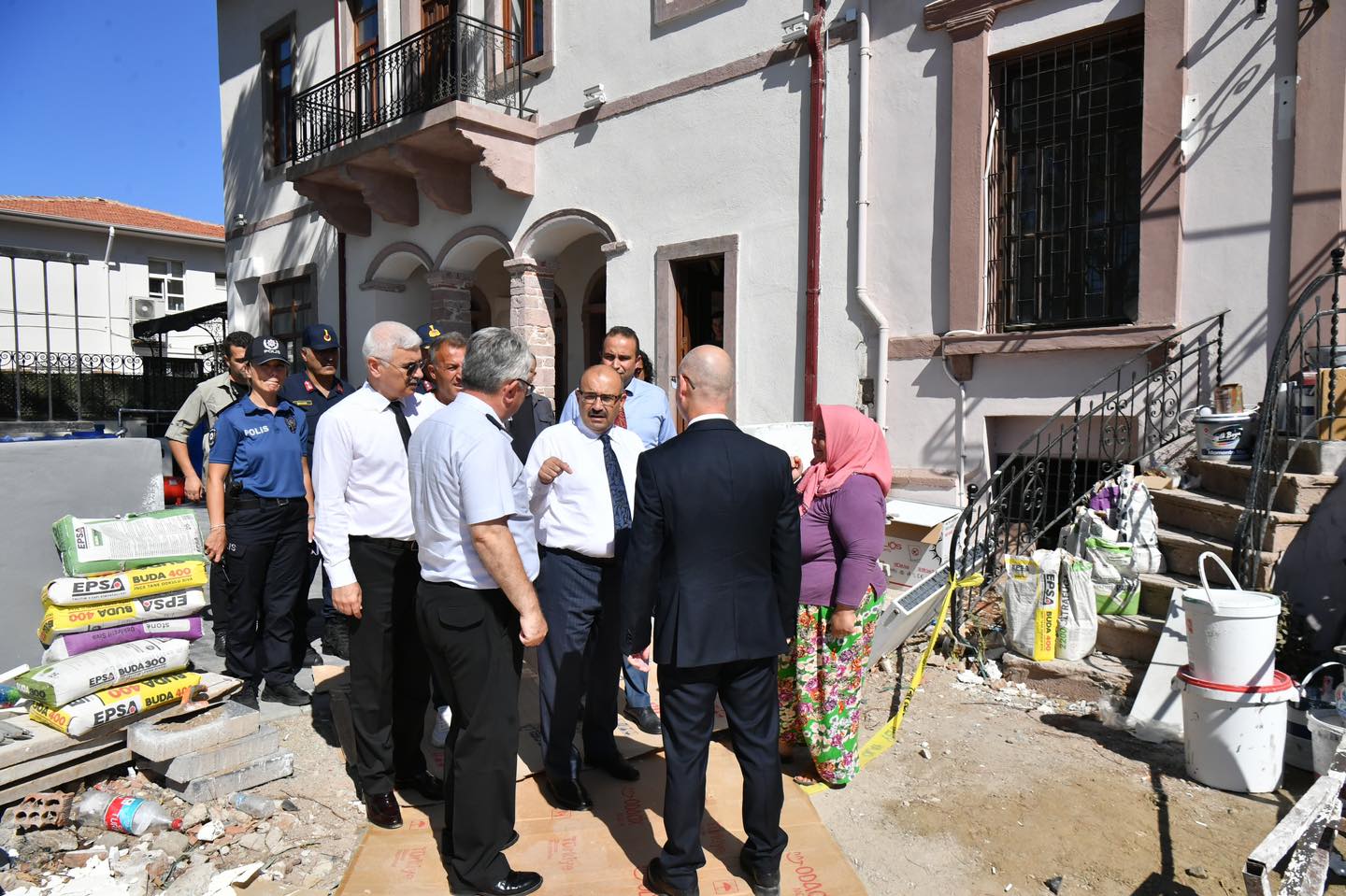 Vali İsmail Ustaoğlu, Ayvalık’ta Tarihi Kız Meslek Lisesi Restorasyon Çalışmalarını İnceledi