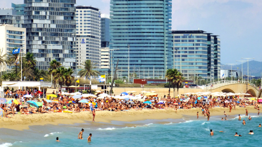 Playa de la Mar Bella: Barselona’nın En Canlı ve Çeşitlilik Sunan Plajı