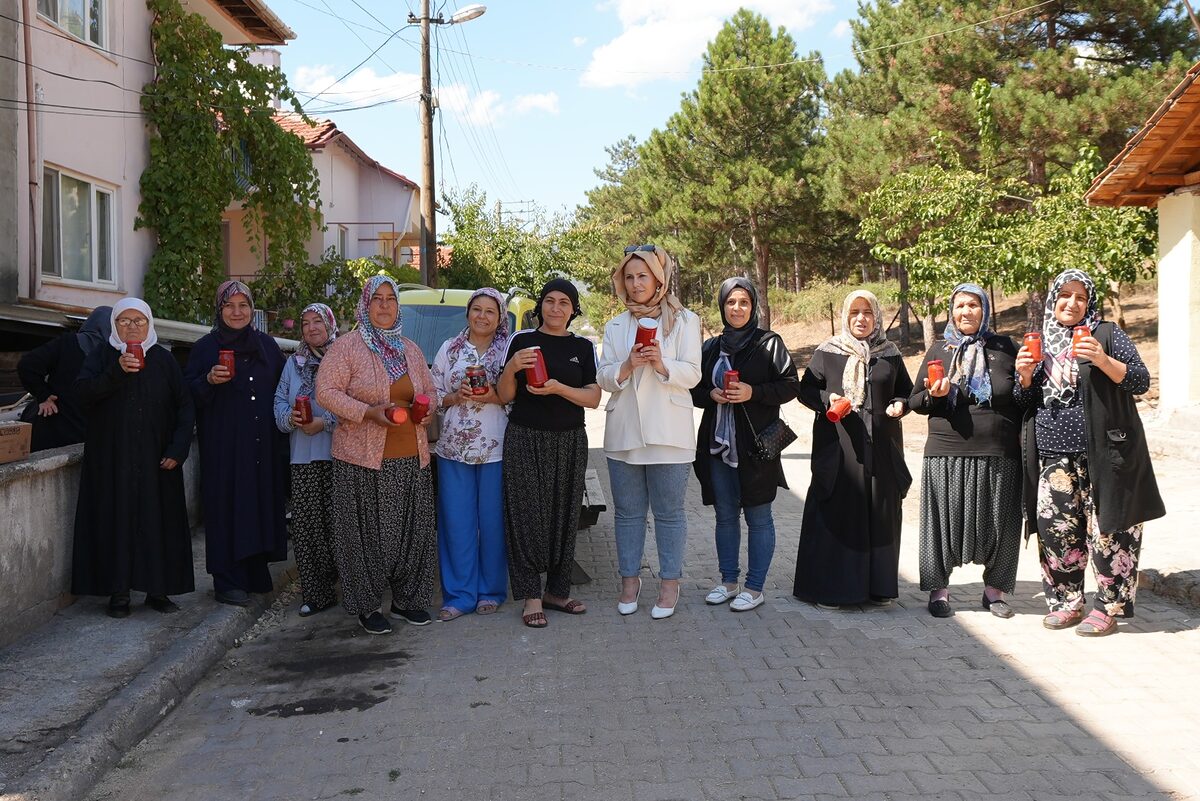 Dursunbey’de Salça Üretimi Makine Desteğiyle Kolaylaştı