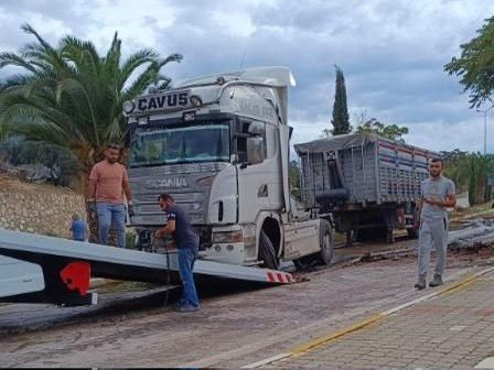 BALIKESİR ERDEK’TE ORTA REFÜJÜ AŞAN TIR KARŞI ŞERİDE GEÇTİ, SÜRÜCÜ YARALANDI