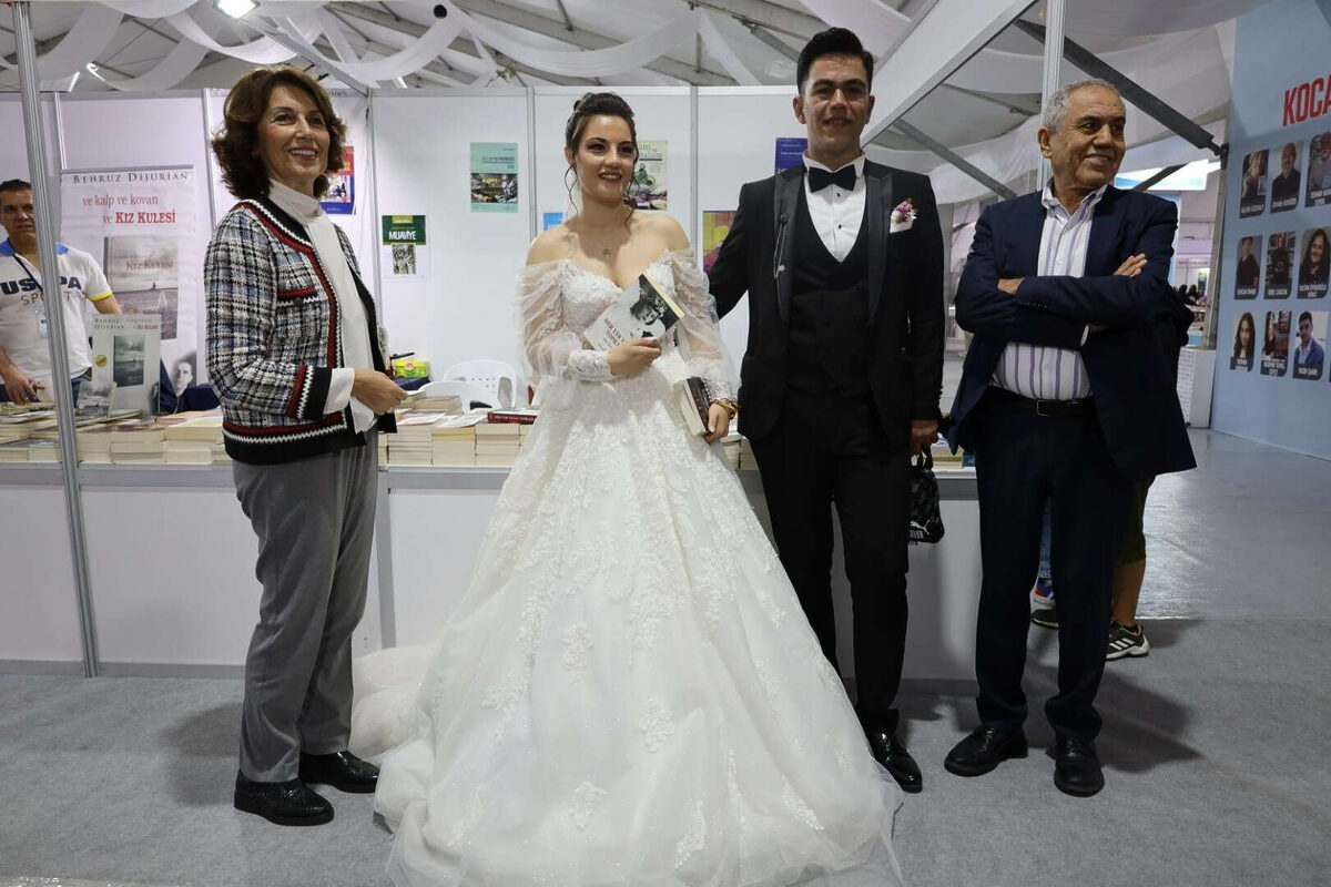 1729371602 277 Kitap Fuarinda gelin damat surprizi - Marmara Bölge: Balıkesir Son Dakika Haberleri ile Hava Durumu