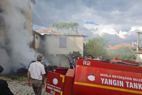 Muğla’da yangına ilk müdahale tankerleri görevde