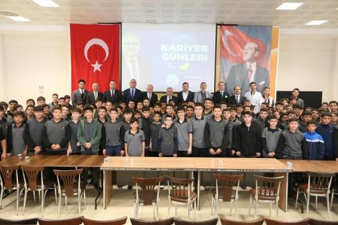 Memduh Büyükkılıç’tan Kariyer Günleri’nde deneyim paylaşımı