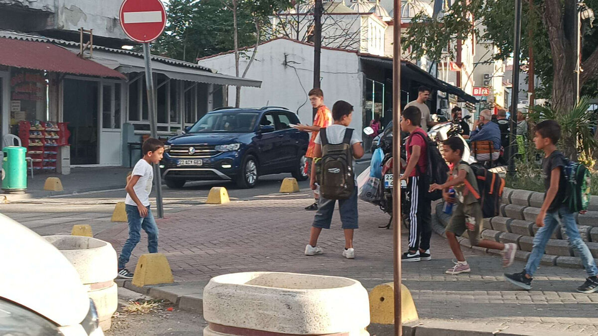 1729376337 714 Edirne Kesanda ortaokul velilerinden trafik isyani - Marmara Bölge: Balıkesir Son Dakika Haberleri ile Hava Durumu