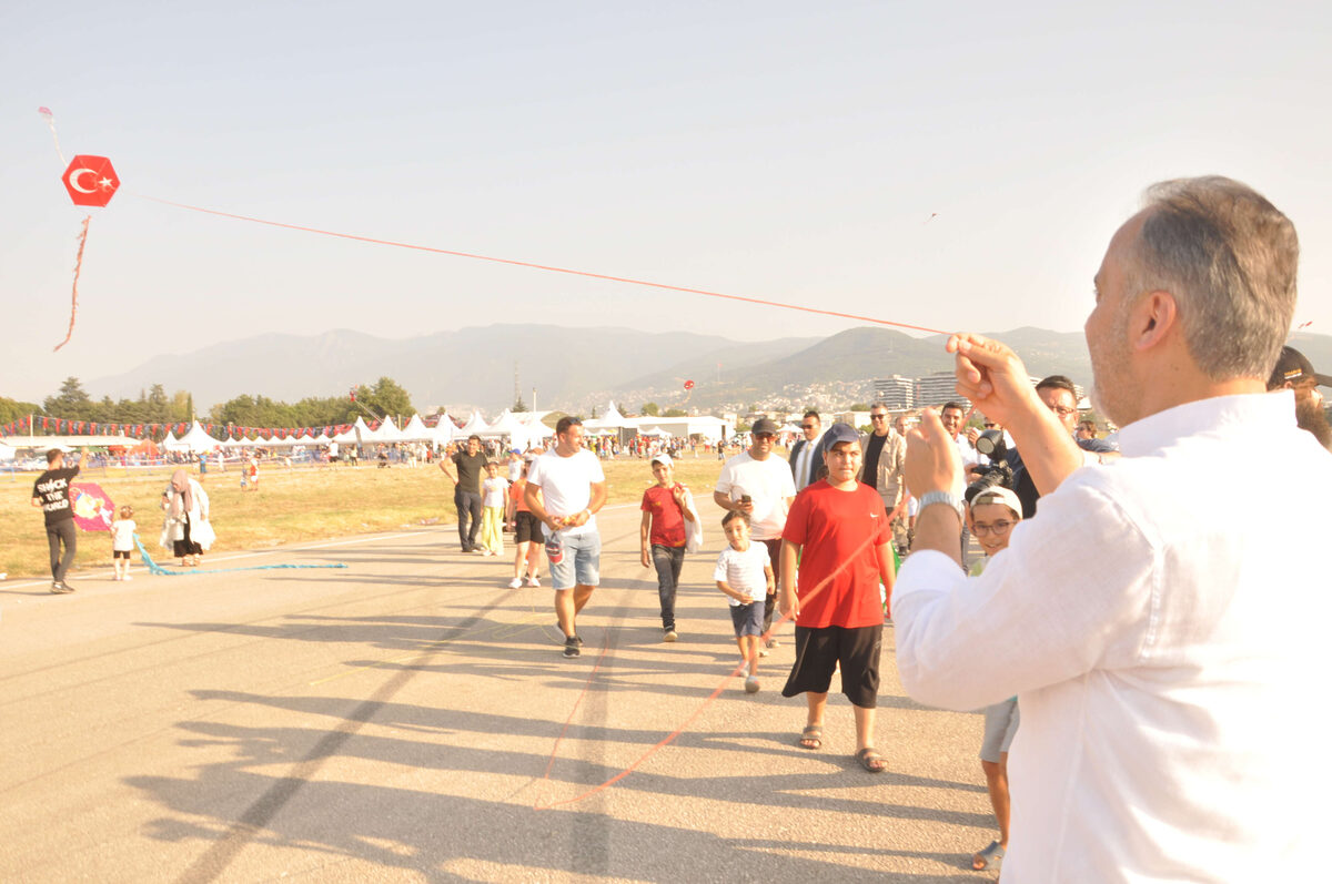 1729397362 64 Bursada Zafere ozel ucurtma senligi - Marmara Bölge: Balıkesir Son Dakika Haberleri ile Hava Durumu