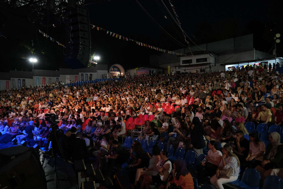 1729401239 551 Bursada uluslararasi festivalde Ozcan Deniz coskusu - Marmara Bölge: Balıkesir Son Dakika Haberleri ile Hava Durumu