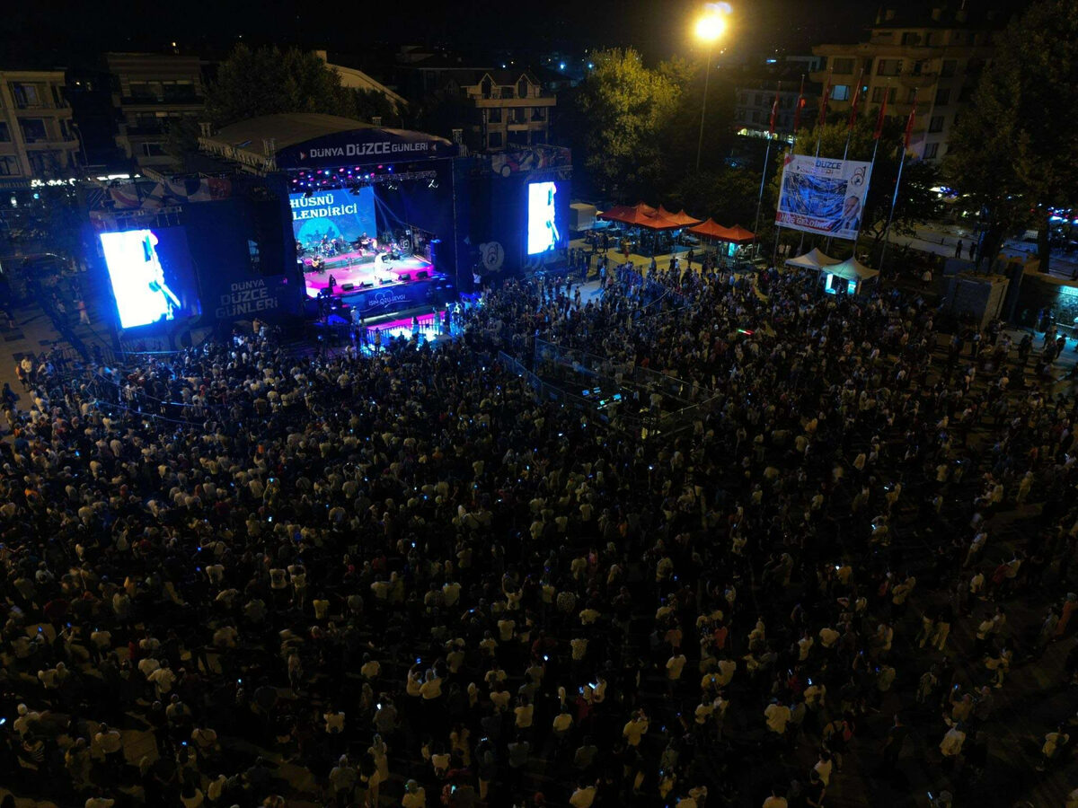 1729402454 83 Duzcede Husnu Senlendirici sahne aldi - Marmara Bölge: Balıkesir Son Dakika Haberleri ile Hava Durumu