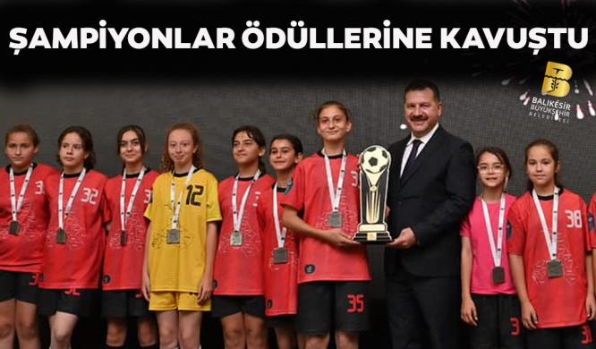 ŞAMPİYONLAR ÖDÜLLERİNE KAVUŞTU