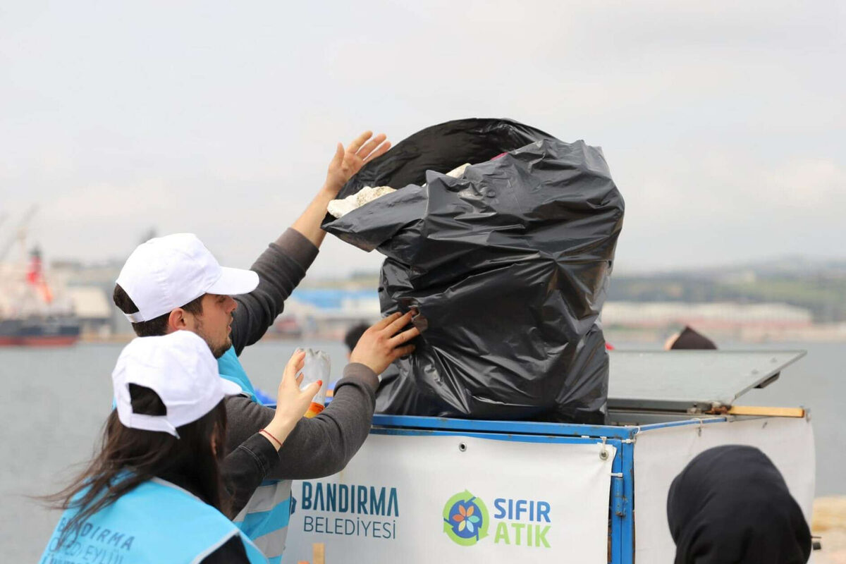 1729414903 875 Bandirmada derinlemesine kiyi temizligi 1 saatte 780 kilogram atik cikti - Marmara Bölge: Balıkesir Son Dakika Haberleri ile Hava Durumu