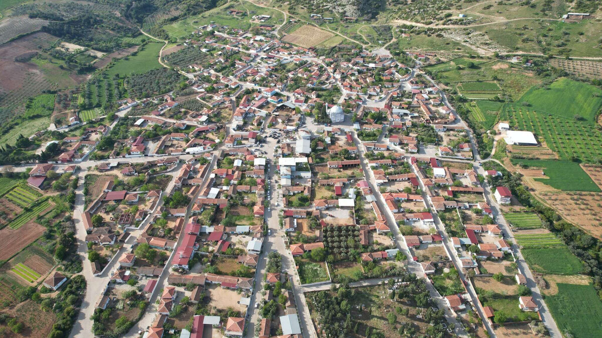 1729416772 986 Manisa Saruhanlida Baskan Ergune sevgi seli Kuzu hediye edildi - Marmara Bölge: Balıkesir Son Dakika Haberleri ile Hava Durumu