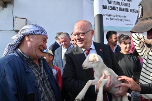 Manisa Saruhanlı’da Başkan Ergün’e sevgi seli.. Kuzu hediye edildi