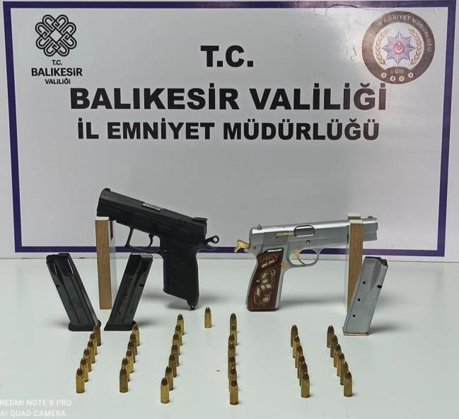 BALIKESİR'DE POLİS 40 ARANAN ŞAHSI YAKALADI  