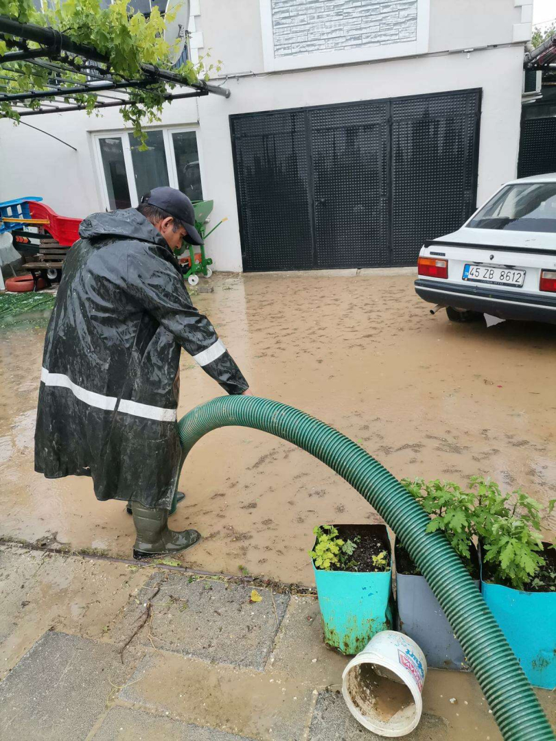 1729417645 457 Manisa Selendide saganak yagisa yogun mesai.jp - Marmara Bölge: Balıkesir Son Dakika Haberleri ile Hava Durumu