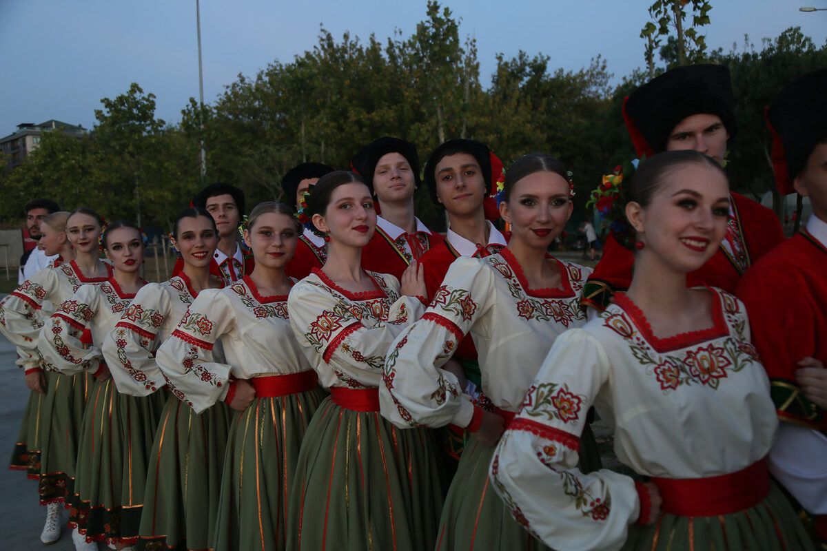 1729419165 536 Buyukcekmecede festival Rio Karnavalini aratmadi - Marmara Bölge: Balıkesir Son Dakika Haberleri ile Hava Durumu