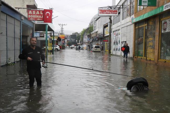 1729422804 896 ESNAF SEL SULARINA OLTA ATTI - Marmara Bölge: Balıkesir Son Dakika Haberleri ile Hava Durumu