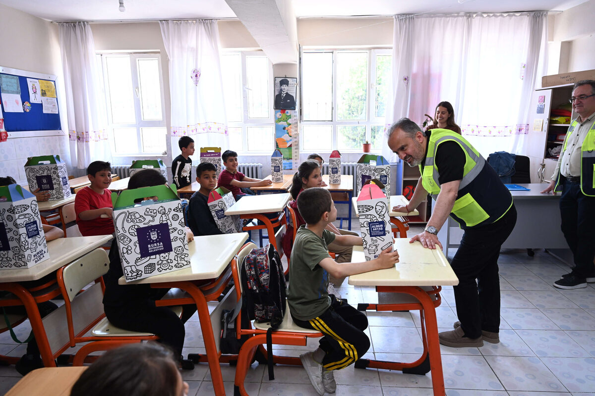 1729424530 512 Hatayli depremzedelere cocuklara Alinur Aktas morali - Marmara Bölge: Balıkesir Son Dakika Haberleri ile Hava Durumu