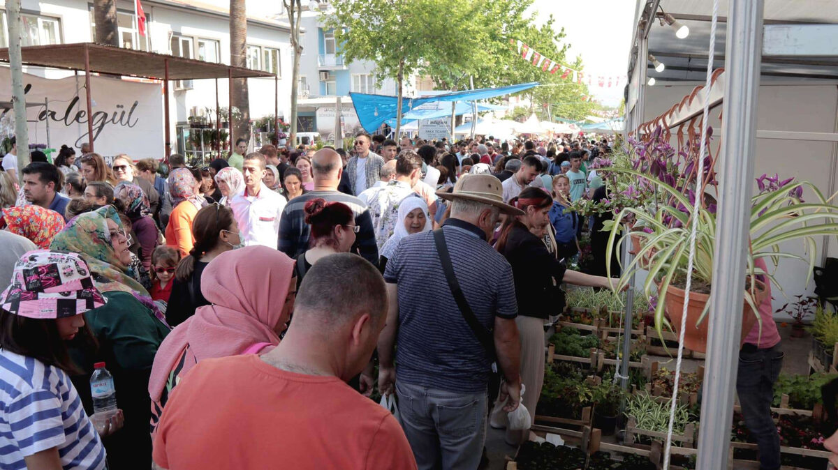 1729427490 816 Bayindir Cicek Festivalinde son gun yogunlugu - Marmara Bölge: Balıkesir Son Dakika Haberleri ile Hava Durumu