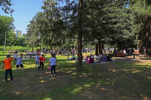 Sıcaktan bunalan mesire alanlarına koştu