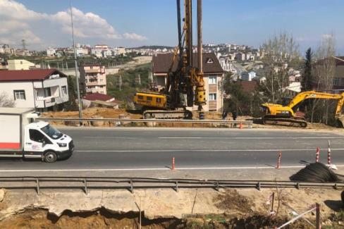 Feribot yolu üstgeçidinde kazıklar çakılıyor