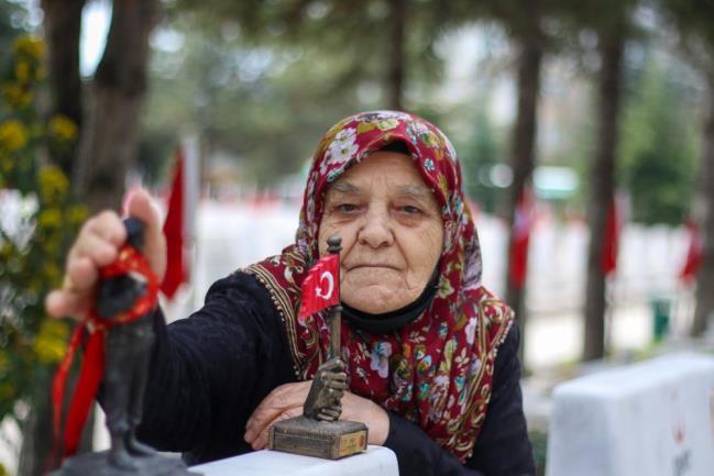 1729541027 505 BAYRAM ONCESINDE SEHIT AILELERININ ILK DURAGI YINE SEHITLIKLER OLDU - Marmara Bölge: Balıkesir Son Dakika Haberleri ile Hava Durumu