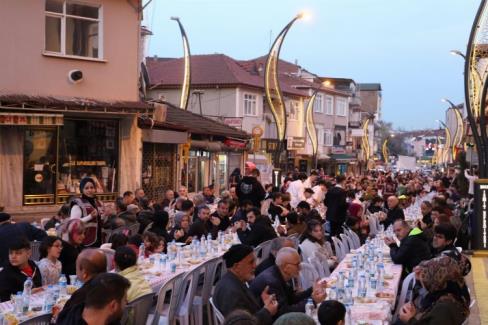 İzmit’in halk iftarına Kuruçeşmeliler akın etti