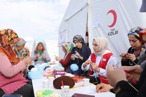 Kızılay depremzedeleri yalnız bırakmıyor