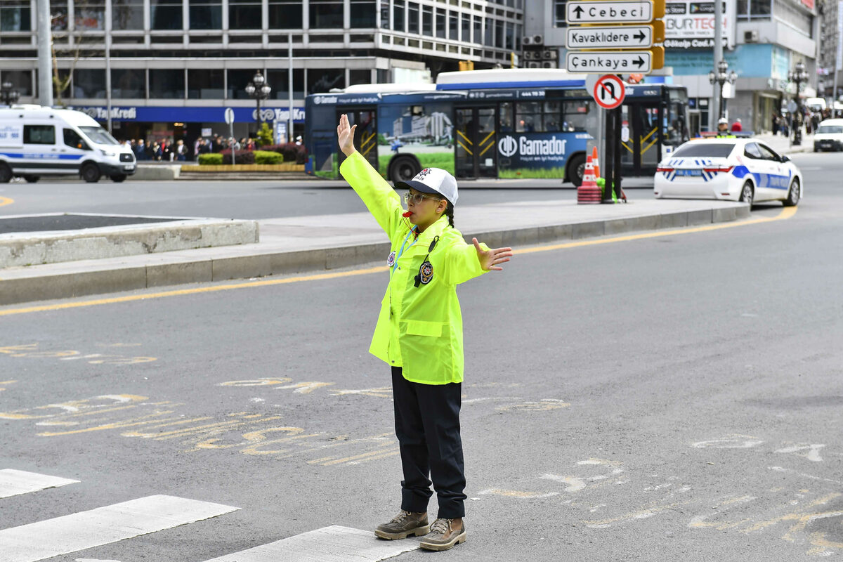 1729548403 8 Cocuk Meclisi Uyeleri trafik polisi oldu - Marmara Bölge: Balıkesir Son Dakika Haberleri ile Hava Durumu