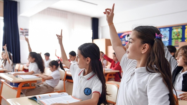 Ders Saatlerine Yeni Düzenleme Geldi! İkili Eğitimde Ders Süreleri Kısaldı