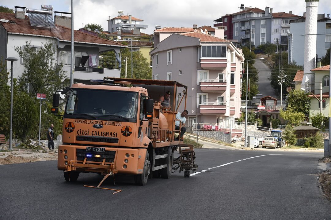 DURSUNBEY’DE TRAFİK GÜVENLİĞİ İÇİN YOL ÇİZGİ ÇALIŞMALARI BAŞLADI