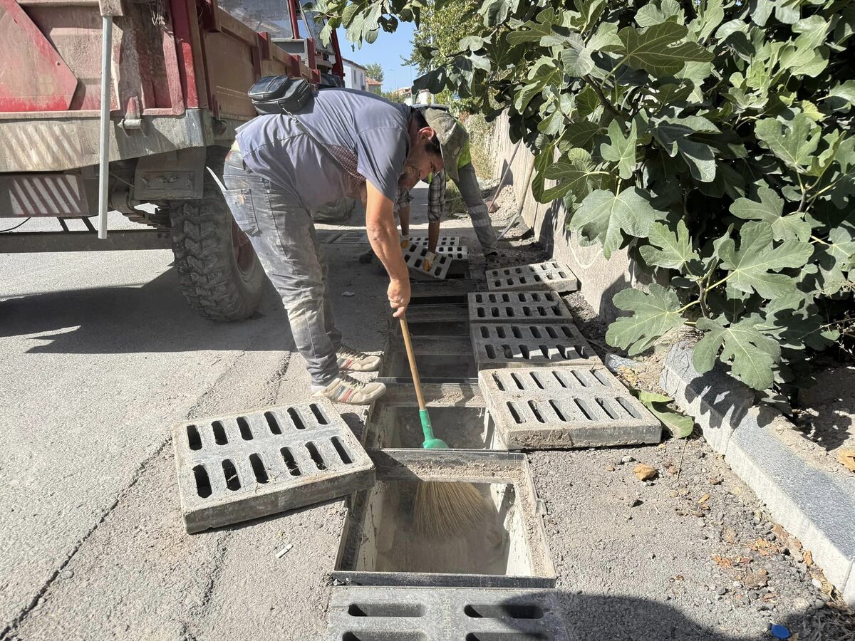 İvrindi Belediyesi’nden Kış Öncesi Yoğun Temizlik Çalışması