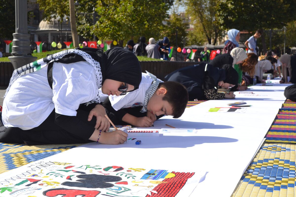 BALIKESİRLİ ÇOCUKLAR, FİLİSTİNLİ KARDEŞLERİ İÇİN RESİM YAPTI