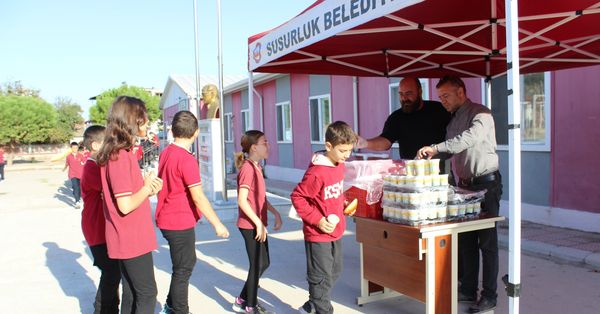 SUSURLUK BELEDİYESİ’NDEN ÖĞRENCİLERE POĞAÇA VE AYRAN İKRAMI