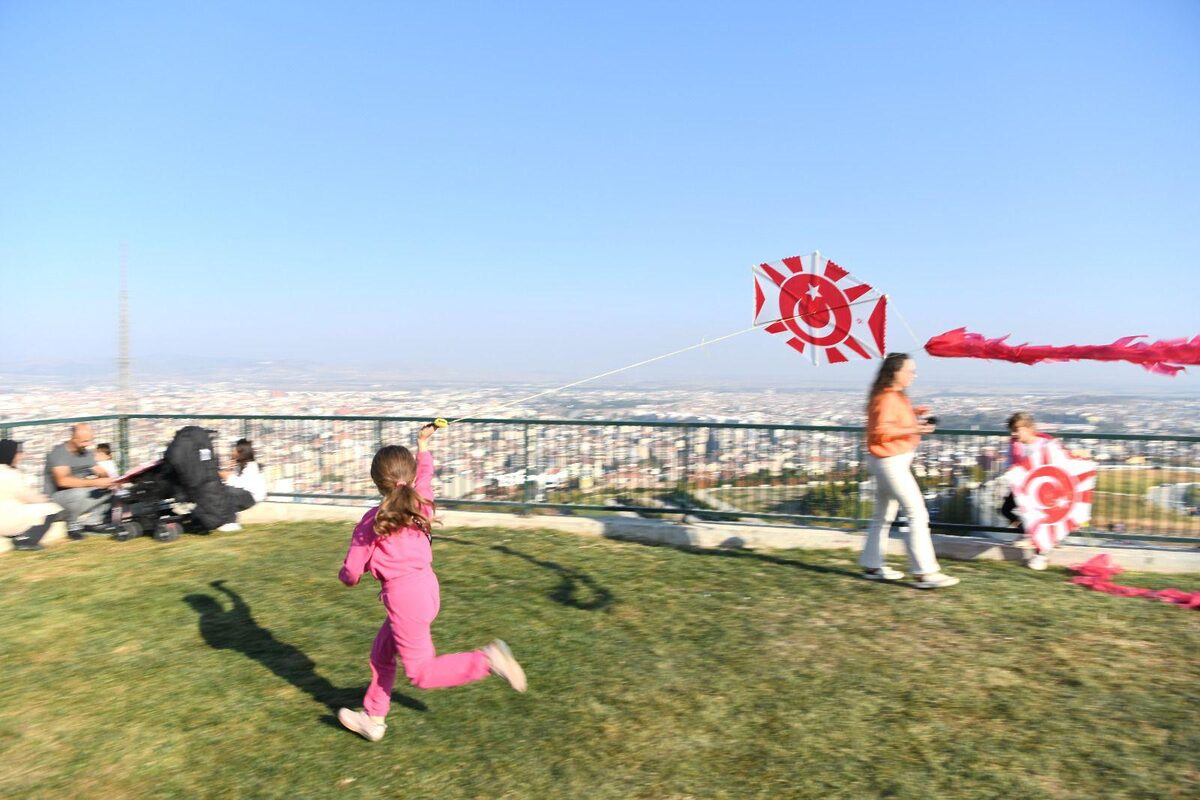 Balıkesir’de Cumhuriyet Coşkusu: 1010 Uçurtma Gökyüzünü Süsledi