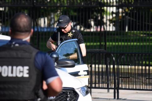 ABD polisi K-9 gibi havlayarak 4 hırsızı yakaladı