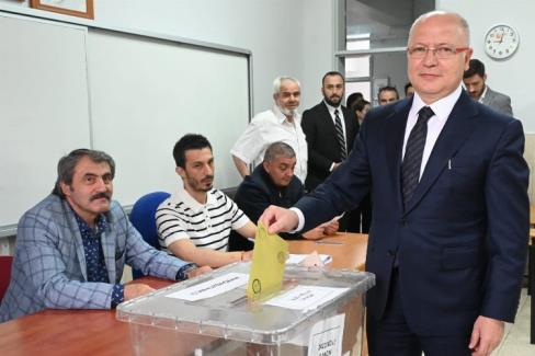 AK Parti İl Başkanı Davut Gürkan oyunu kullandı