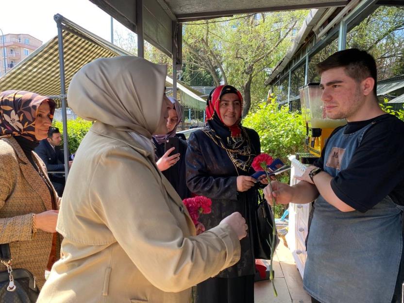 AK Parti Vekil Adayı Tuğba Işık Ercan, Sancaktepe’de karanfil dağıttı