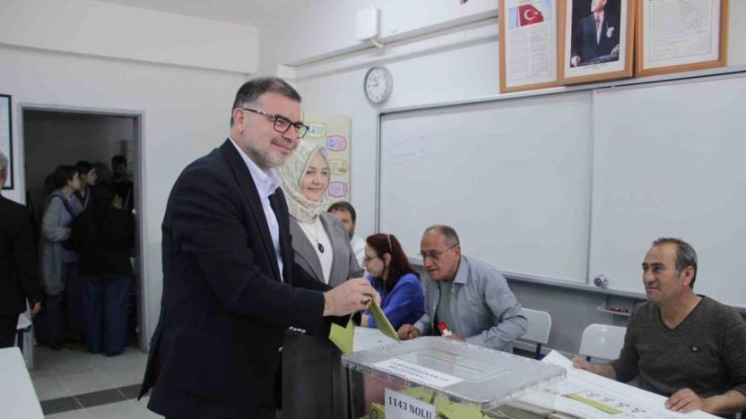 AK Partili Saygılı annesinin elini öpüp, oyunu kullandı