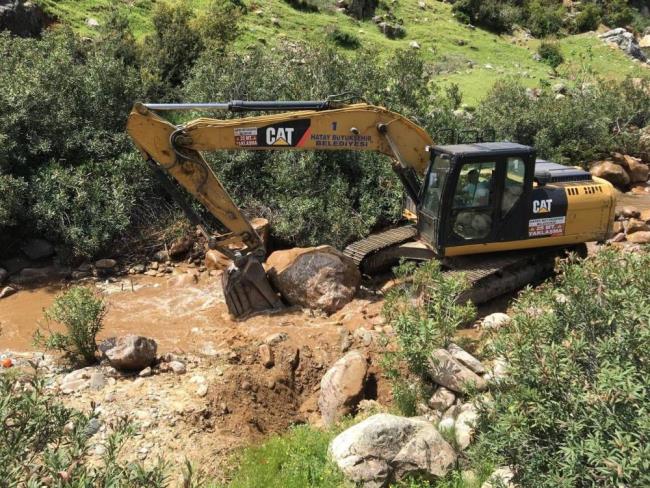 ASIRLIK ÇAYIN DEPREM SONRASI YER ALTINA GİRMESİ BÖYLE GÖRÜNTÜLENDİ  