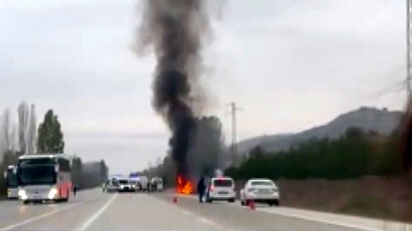 Acı Dolu Kaza: İki Araç Çarpıştı, 5 Kişi Hayatını Kaybetti, Araç Cayır Cayır Yandı