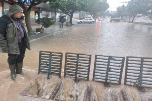 Adana'da kuvvetli yağış sel getirdi